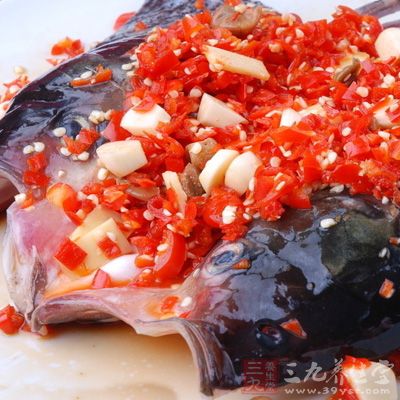 在魚頭上撒上剁椒、姜末、鹽、豆豉、料酒 在魚頭上撒上剁椒、姜末、鹽、豆豉、料酒