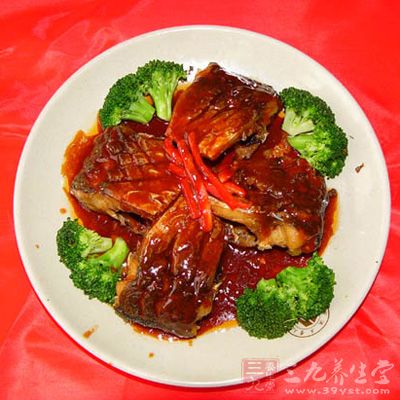 把煎好魚塊入鍋炒勻 把煎好魚塊入鍋炒勻