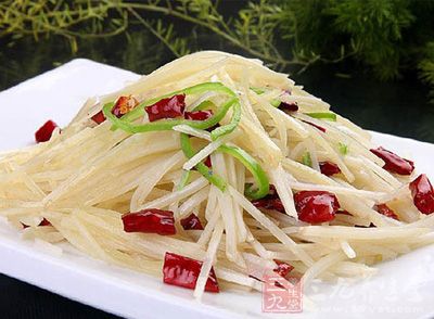 土豆去皮後,切絲,泡冷水中 土豆去皮後,切絲,泡冷水中