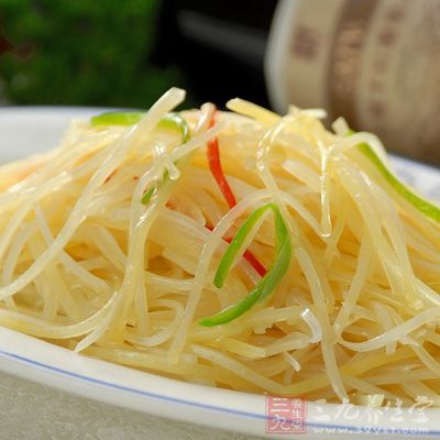 土豆去皮切絲,放到清水中備用,防止變黑 土豆去皮切絲,放到清水中備用,防止變黑