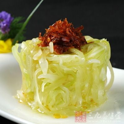 干貝先用熱水泡軟,再連水入鍋蒸1小時後取出撕成絲狀待用 干貝先用熱水泡軟,再連水入鍋蒸1小時後取出撕成絲狀待用