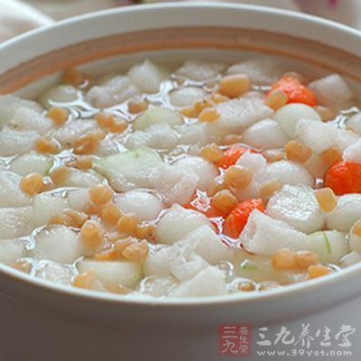 干貝洗淨加蔥、姜、料酒上籠蒸至干貝熟爛後取出 干貝洗淨加蔥、姜、料酒上籠蒸至干貝熟爛後取出