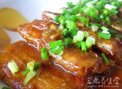 帶魚洗淨,取中段,用鹽、料酒腌制20分鐘 帶魚洗淨,取中段,用鹽、料酒腌制20分鐘