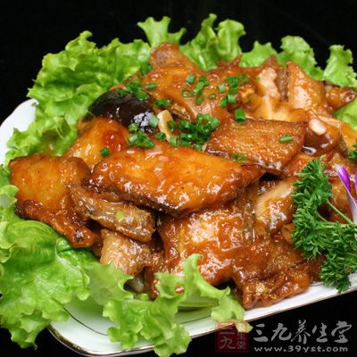 將帶魚去頭、尾、內髒,洗淨,剁成5公分左右的段,用鹽略腌 將帶魚去頭、尾、內髒,洗淨,剁成5公分左右的段,用鹽略腌