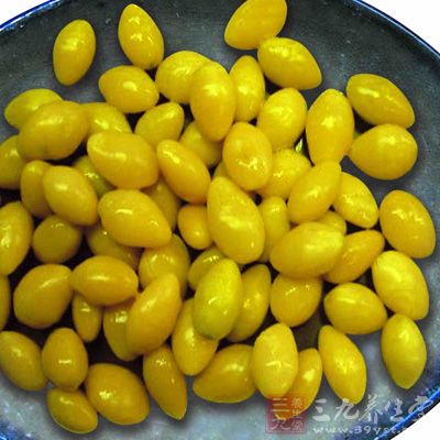 白果中含有氫氰酸，一定要煮熟才能食用，否則會引起食物中毒