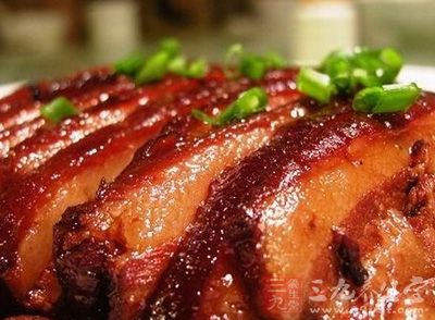 將五花肉切成正方塊，梅菜干用溫水泡10-15分