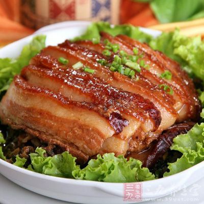最後再在碗周邊再鋪上一圈梅干菜