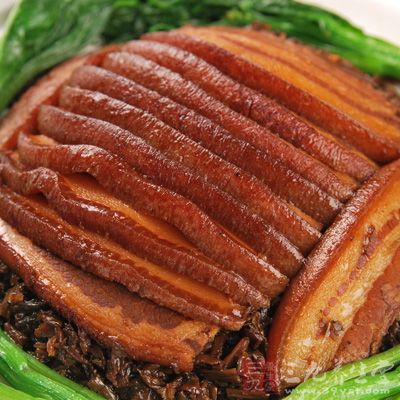 將五花肉各面塗抹老抽
