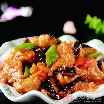 炒鍋倒少許油爆香蔥、姜、蒜末