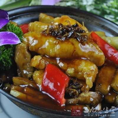 鍋裡油可以放蒜末、辣椒、五花肉片，煸炒片刻，顏色香味一出來即可
