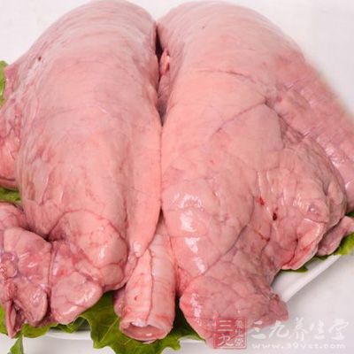 在挑選豬肺時,其表面色澤粉紅、光潔、均勻、富有彈性的為新鮮肺 在挑選豬肺時,其表面色澤粉紅、光潔、均勻、富有彈性的為新鮮肺