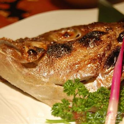 烤箱溫度設定為上火200度、下火150度，放入作法1的魚頭，烤30分鐘