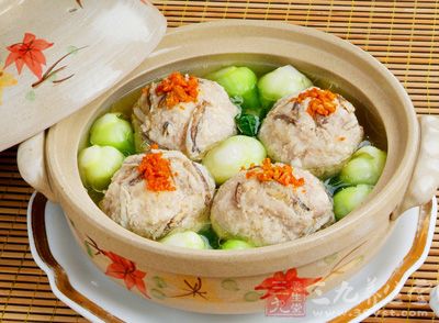 絞肉、醬油、糖、酒,、香油、蔥花、蛋、雞粉、太白粉、姜粉、胡椒拌勻上勁 絞肉、醬油、糖、酒,、香油、蔥花、蛋、雞粉、太白粉、姜粉、胡椒拌勻上勁
