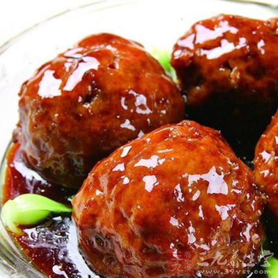 將肉餡剁得細膩,加入少許醬油、鹽、黃酒、白砂糖 將肉餡剁得細膩,加入少許醬油、鹽、黃酒、白砂糖
