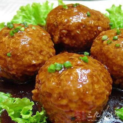 .胡蘿卜洗淨去皮後切絲;香菇切絲;牛蒡去皮削成薄片後細絲 .胡蘿卜洗淨去皮後切絲;香菇切絲;牛蒡去皮削成薄片後細絲