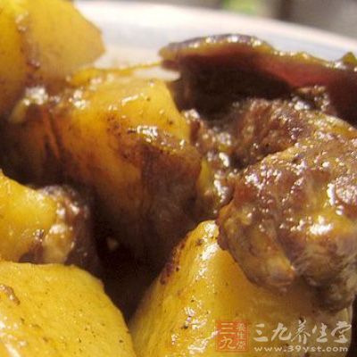 放入土豆、香菇和胡蘿卜塊，加入鹽調味