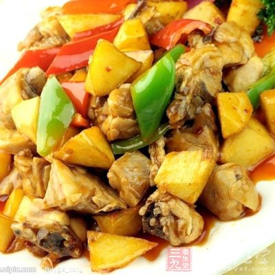 雞腿剁成塊,在清水中泡出血水,然後沖淨瀝干 雞腿剁成塊,在清水中泡出血水,然後沖淨瀝干