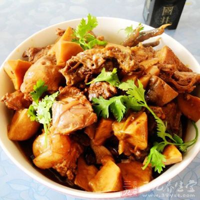雞開膛去內髒、骨頭後,剁成塊,用8成熱油炸後撈出 雞開膛去內髒、骨頭後,剁成塊,用8成熱油炸後撈出