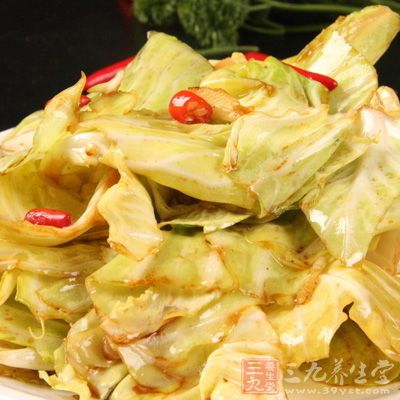 包菜洗淨撕成小塊後，要盡量控干水分