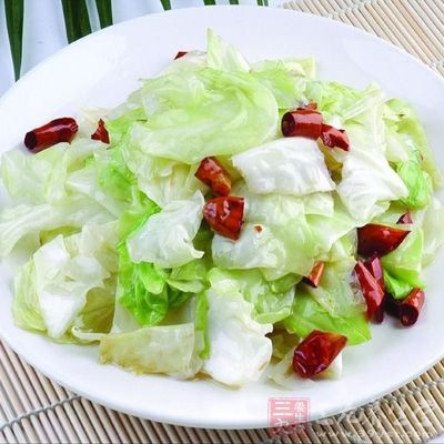 直至白菜變軟後，加入一匙花椒油或是香油即可出鍋