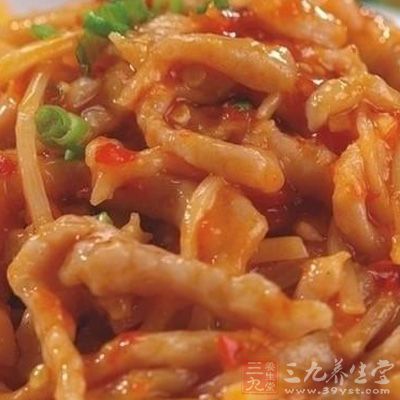 豬肉(買那種比較好的裡脊?)切絲,擱點醬油料酒糖腌上,裹點生粉 豬肉(買那種比較好的裡脊?)切絲,擱點醬油料酒糖腌上,裹點生粉