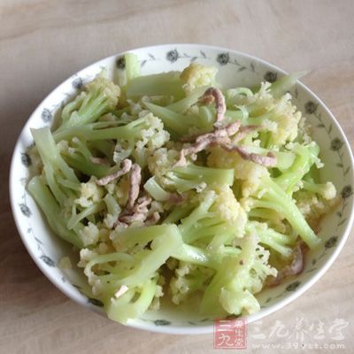 將豬肉洗淨切絲,用澱粉上漿 將豬肉洗淨切絲,用澱粉上漿