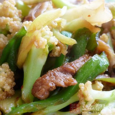 煮一鍋開水焯菜花(菜花用手掰成小塊) 煮一鍋開水焯菜花(菜花用手掰成小塊)