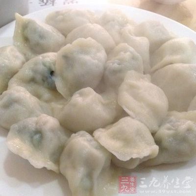 把韭菜放入肉末中拌勻 把韭菜放入肉末中拌勻