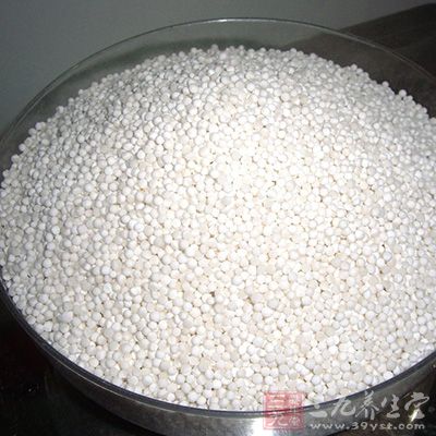 將西米倒入煮沸的開水中,要不停地攪動西米約2分鐘 將西米倒入煮沸的開水中,要不停地攪動西米約2分鐘
