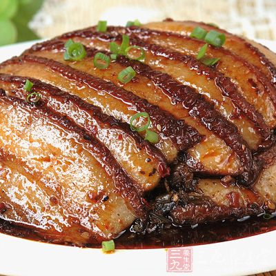 冷藏後的肉方取出，切成2毫米的成薄片，不要切斷，整個肉方片成一條2毫米厚的均勻薄片