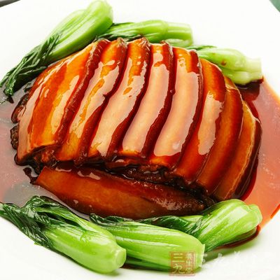 用鑷子撥去五花肉皮上的毛，刮去表皮污垢洗淨， 入沸水鍋中焯燙出血水撈出洗去浮沫