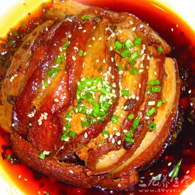 五花肉切大塊，放清水裡煮至剛收血水