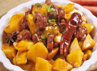 牛腩炖土豆的步驟