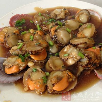 將活扇貝泡入清水中,去除泥沙,再洗淨,放入開水鍋中汆熟 將活扇貝泡入清水中,去除泥沙,再洗淨,放入開水鍋中汆熟