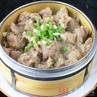 五花肉上面填充一些不太整齊的肉與米粉找平均勻點上少許雞湯