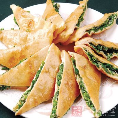 雞蛋磕進大碗，加入少許鹽攪打均勻