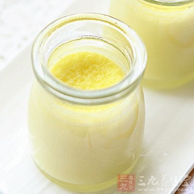 奶酪室溫軟化打至順滑，加入牛奶拌勻