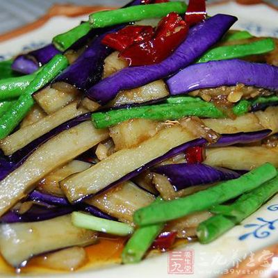 茄子洗淨,去蒂,縱切開半,再切塊,然後每塊切三刀,但末端相連 茄子洗淨,去蒂,縱切開半,再切塊,然後每塊切三刀,但末端相連