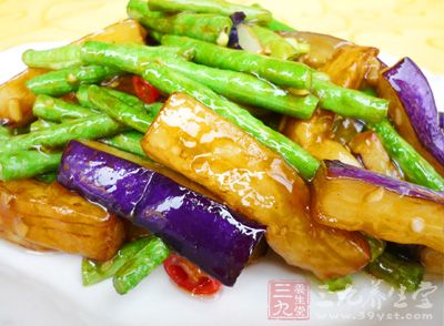 茄子洗淨,切成長段後切條,放入熱油鍋中以中火略炸至變色,撈出瀝干油脂備用 茄子洗淨,切成長段後切條,放入熱油鍋中以中火略炸至變色,撈出瀝干油脂備用