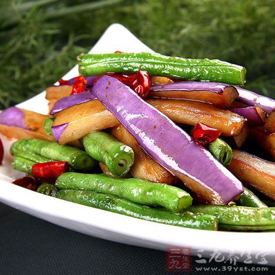 用鹽淹過的茄子,可以去掉茄子的一股澀味,而且炒出來後的茄子顏色會很好 用鹽淹過的茄子,可以去掉茄子的一股澀味,而且炒出來後的茄子顏色會很好