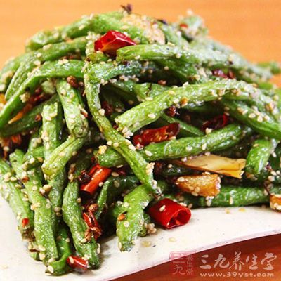 准備好所有食材，大蝦剝皮切塊，豆角洗淨切段