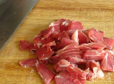 豬肉切成片
