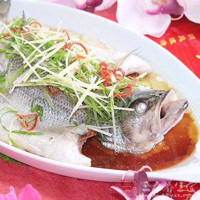 材料:一斤半鲈魚,蔥,姜,生抽(或蒸魚豉油),油 材料:一斤半鲈魚,蔥,姜,生抽(或蒸魚豉油),油