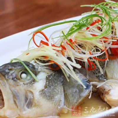 也可以將調好的汁放在一個小碗裡,與魚一起上鍋蒸 也可以將調好的汁放在一個小碗裡,與魚一起上鍋蒸