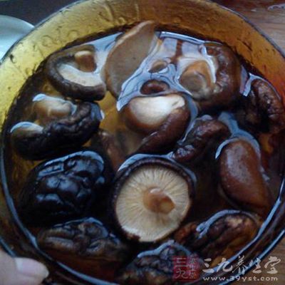 干香菇用40度左右的溫水充分泡發