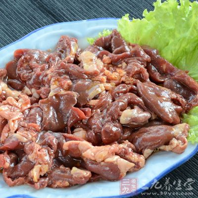 雞心剪去外層包裹的油脂，縱向剖開