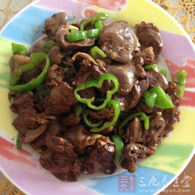 待七分熟時，加入尖椒絲，繼續翻炒，最後用鹽調味即可出鍋