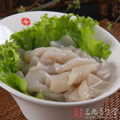 將處理好的魔芋焯水，備用