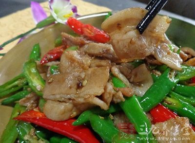 豬五花肉,去皮,連肥帶瘦切片,加鹽、以水澱粉碼好 豬五花肉,去皮,連肥帶瘦切片,加鹽、以水澱粉碼好