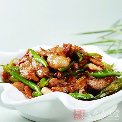 辣椒切片(尖椒切成筒狀)、鮮肉切片或絲、姜切絲、大蒜切片 辣椒切片(尖椒切成筒狀)、鮮肉切片或絲、姜切絲、大蒜切片